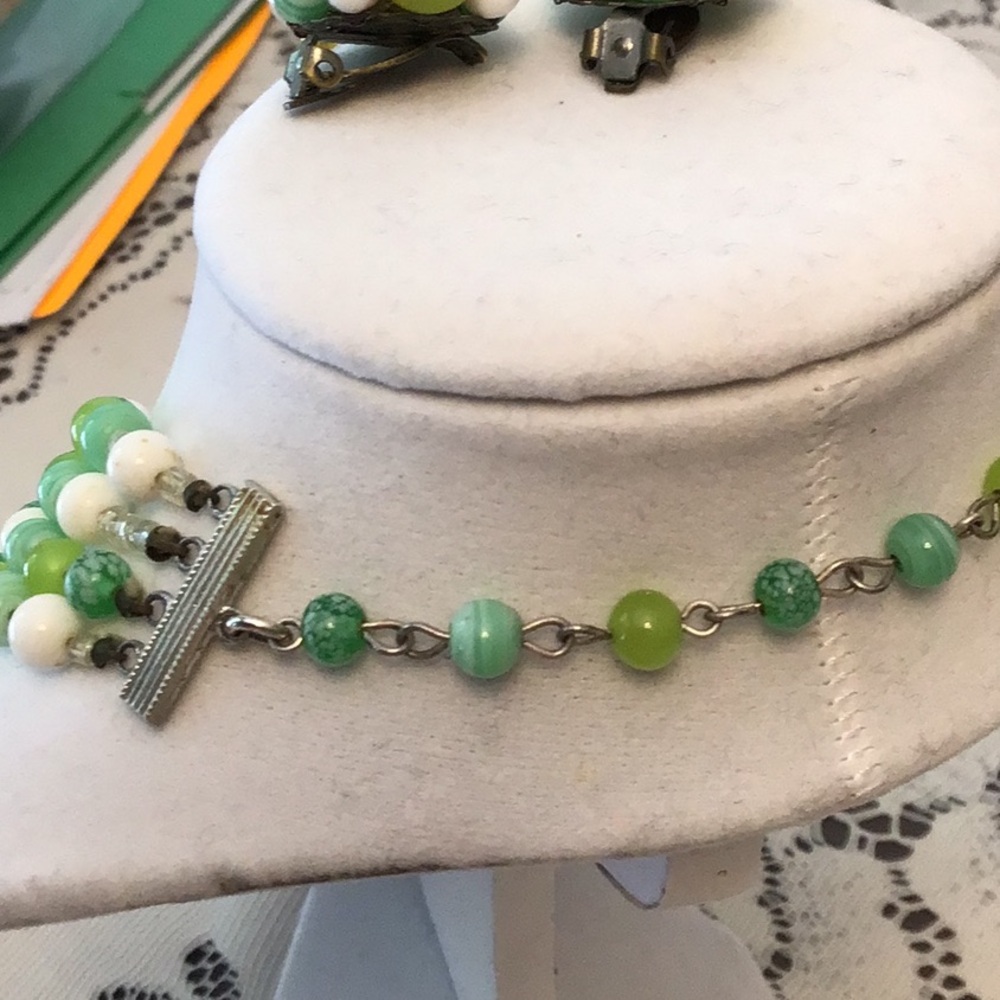 Unique Vintage Green and White Beaded Necklace Set - Picture 5 of 7